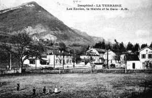 La Terrasse - les Ecoles, la Mairie et la Gare - vers 1932 (Ecoles_Mairie_Gare.JPG - 67 ko)